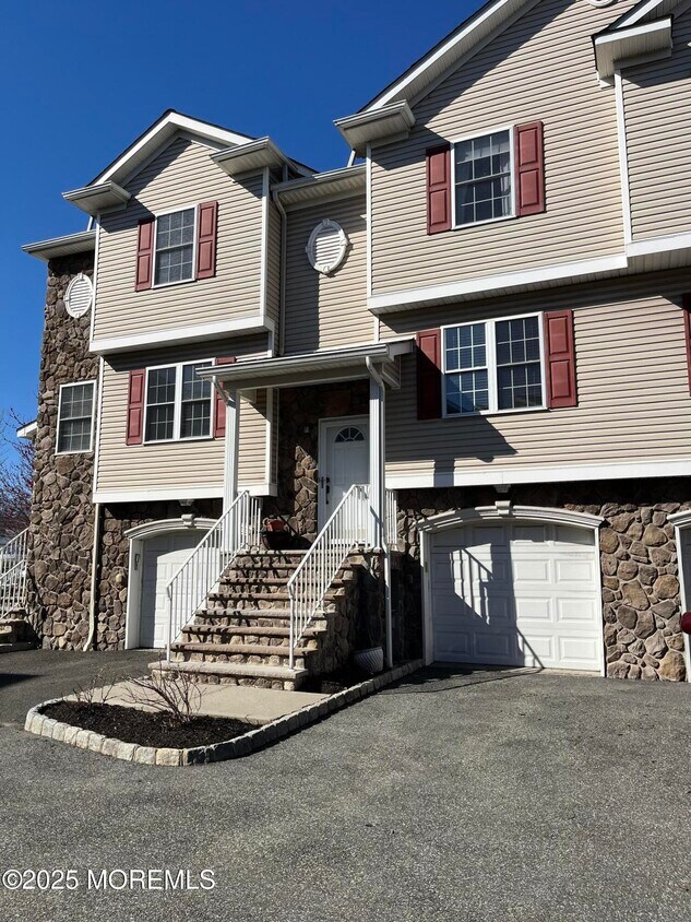 Primary Photo - 264 Midland Ave