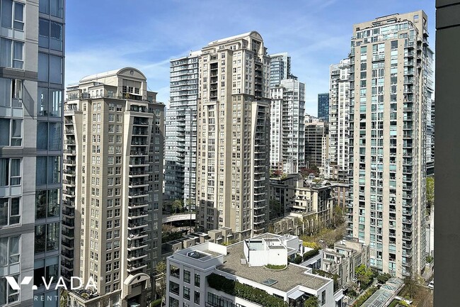 Photo du bâtiment - The Bentley 1 Bed Apartment Rental in Yale...