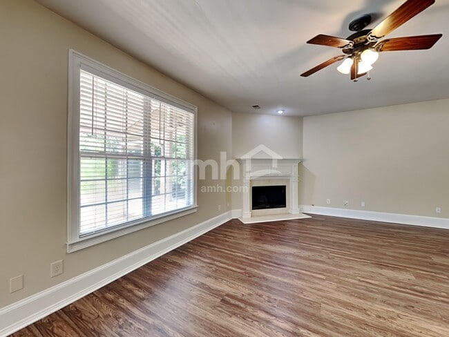 Building Photo - 402 Grandiflora Dr