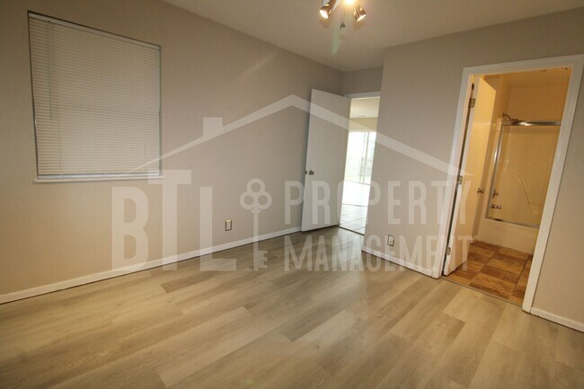 Foto del edificio - 240 Fox Ridge Rd