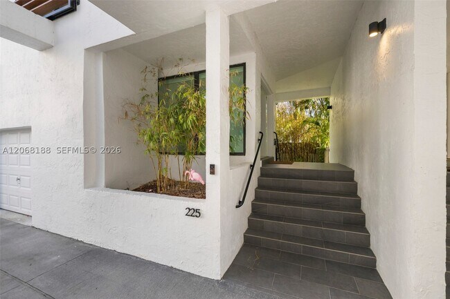 Building Photo - 225 E Enid Dr