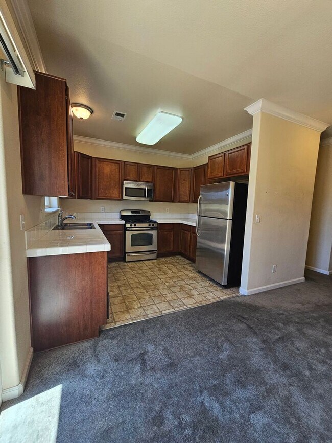 Building Photo - 3 Bedroom 2.5 Bath Close to UNR!