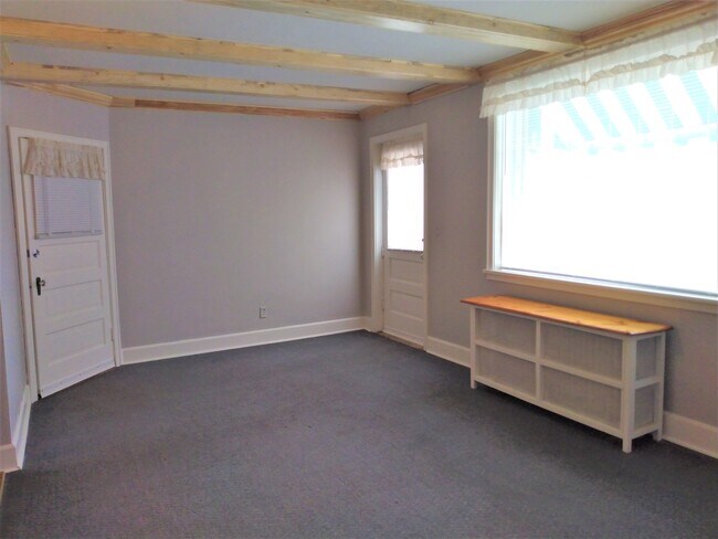 Building Photo - 715 5th Ave