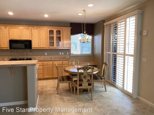 Building Photo - 4 br, 3 bath House - 1329 Oak Leaf Cir