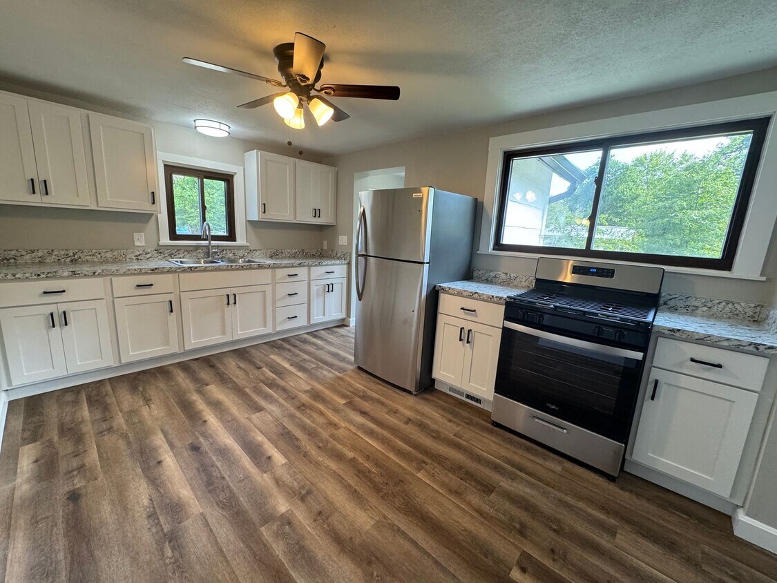 Foto principal - Complete Remodel - Beautiful 4 Bedroom Hou...