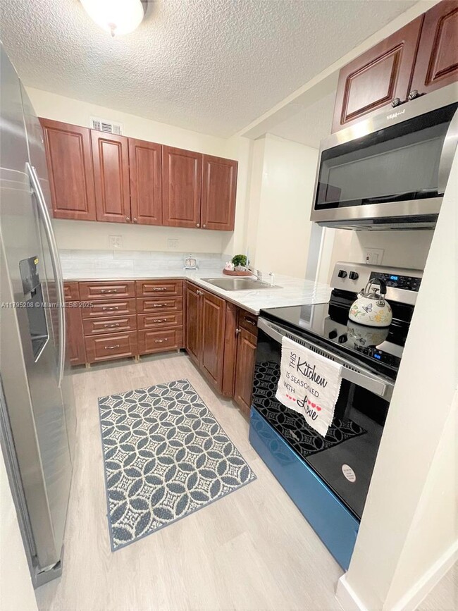 Foto del edificio - 15969 NW 64th Ave