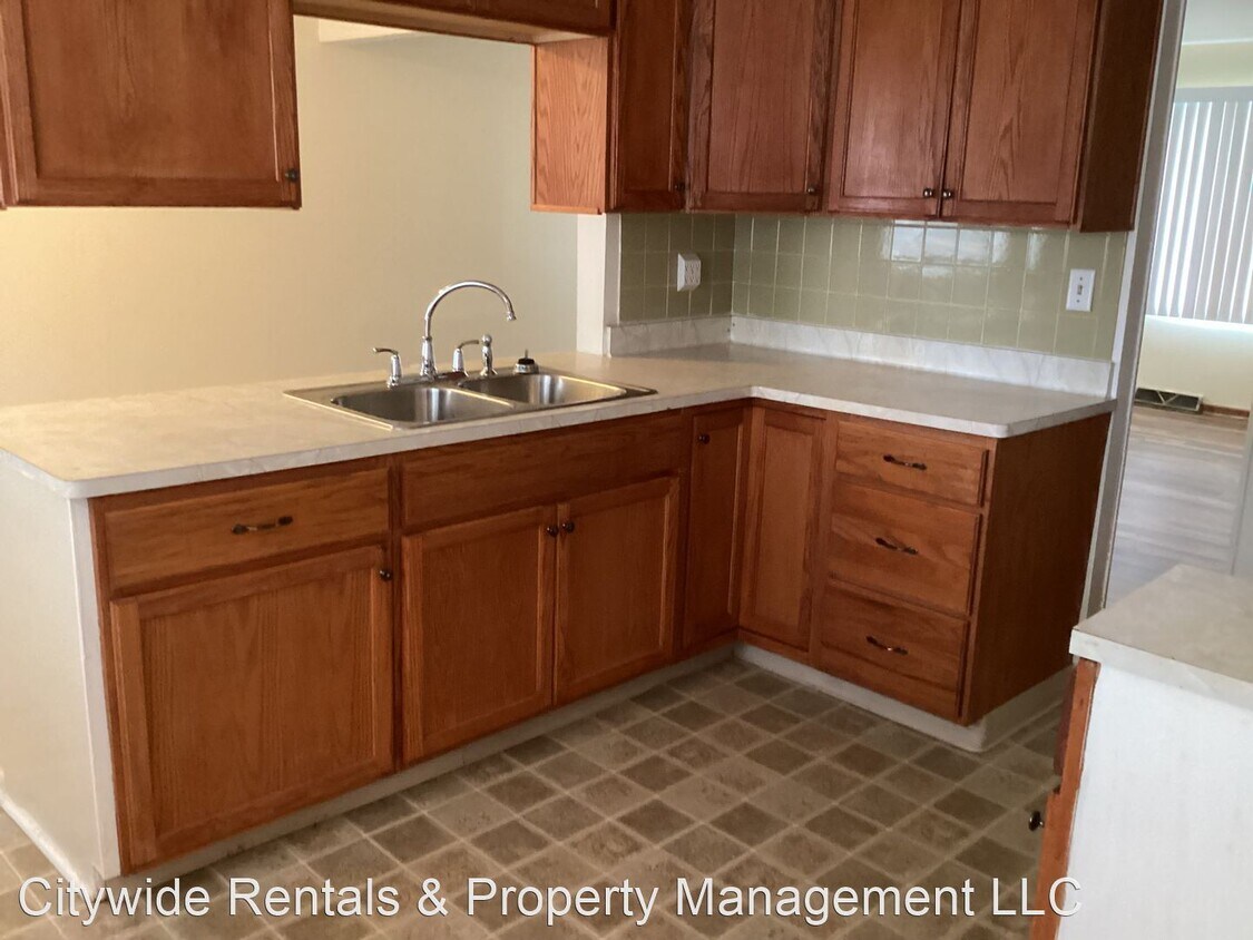 3 br, 1.5 bath House 6582 W Goodrich Ln House Rental in Brown Deer