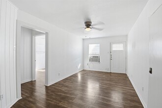 Building Photo - 5010 Ennis St