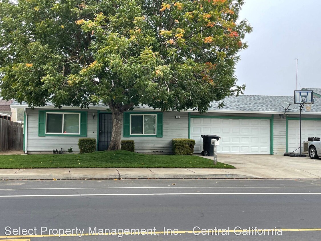 Foto principal - 3 br, 2 bath House - 750 E. J St.