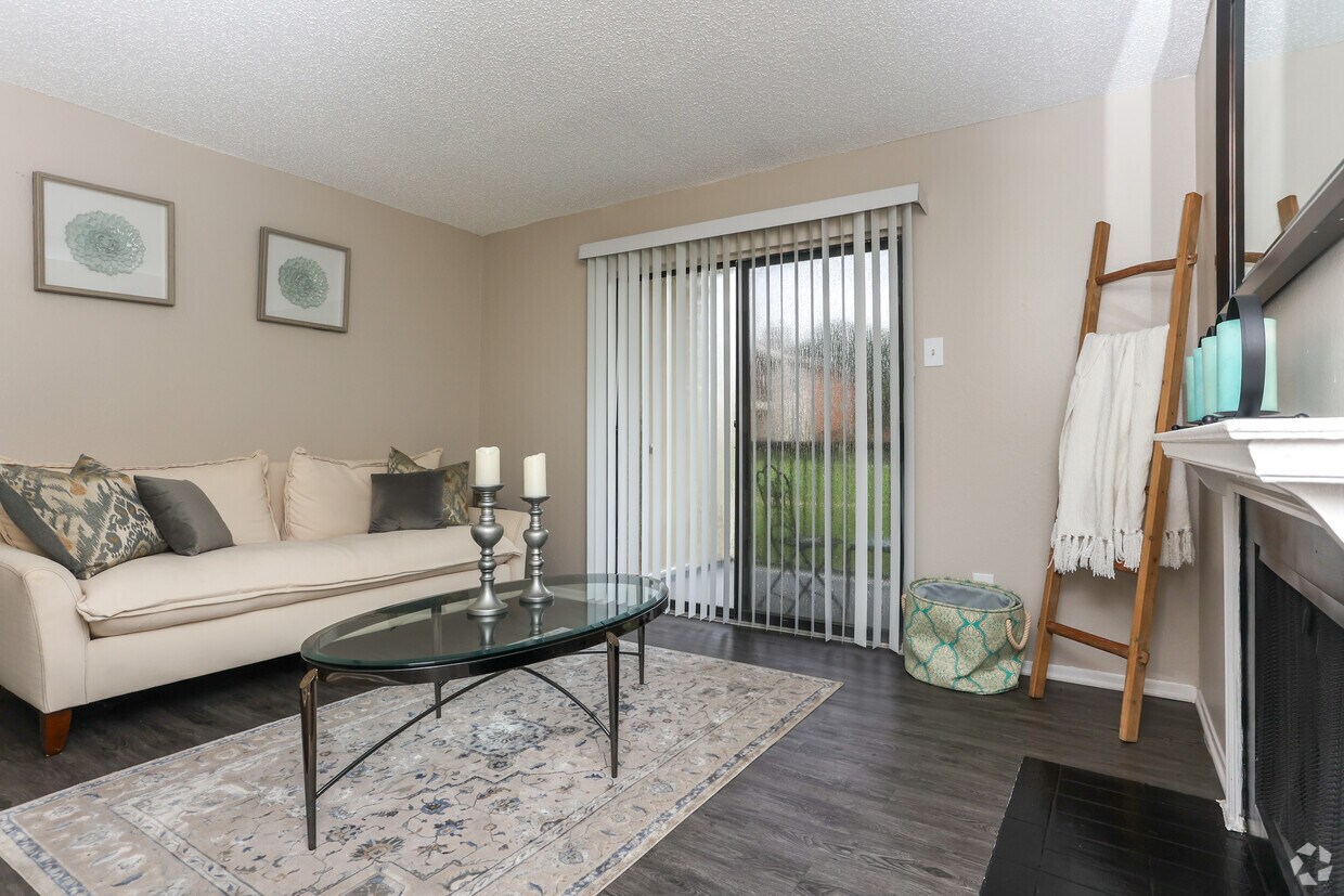 Foto principal - Creekside Village Apartments