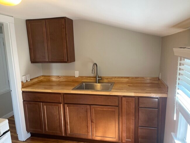 Building Photo - 38 Silver St