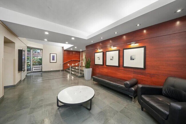 Foto del edificio - 4970 N Marine Dr