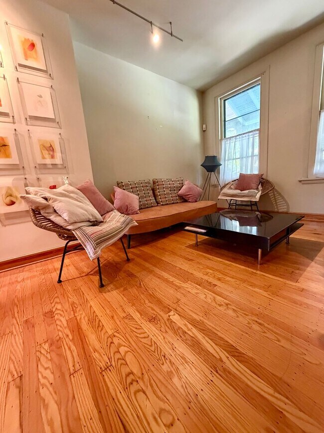 Foto del edificio - Stunning 4-Bedroom Home Nestled in Spruce Hill! Available in Mid-September!