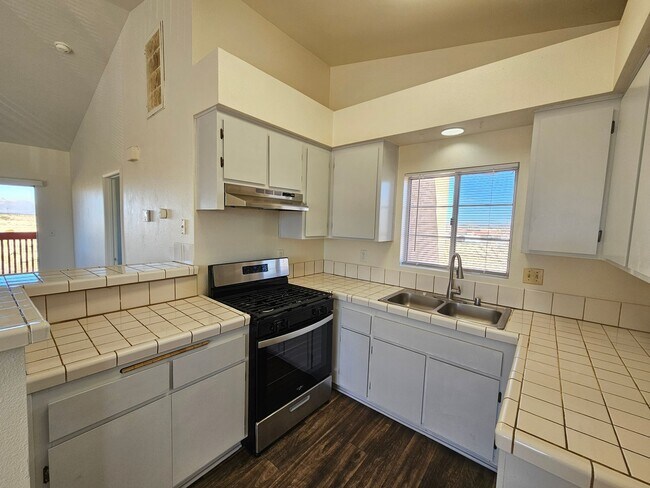 Building Photo - Upstairs/ Spacious/ 2 bedrooms / 2 bathrooms