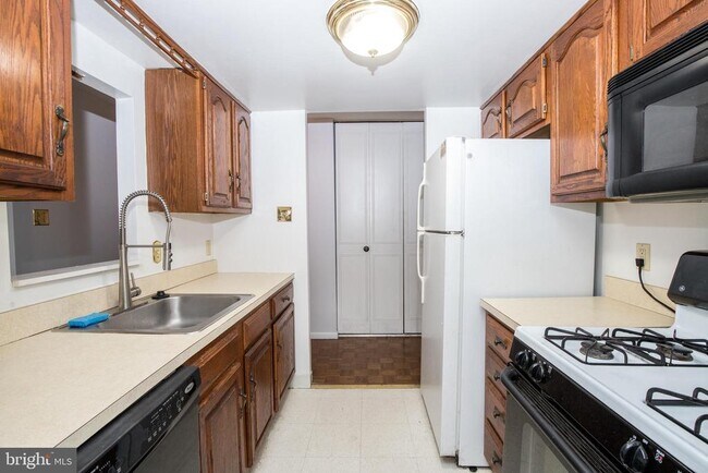 Building Photo - 100 West Ave