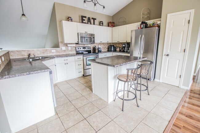 Building Photo - 15284 Flower Way