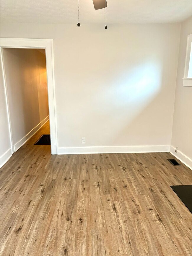 Foto del edificio - Remodeled 1 bedroom duplex with off street...