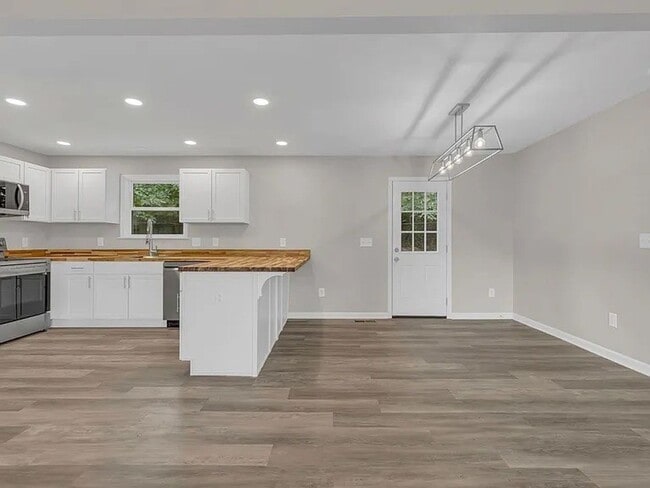 Building Photo - Newly Renovated 3 Bedroom in Woodbine
