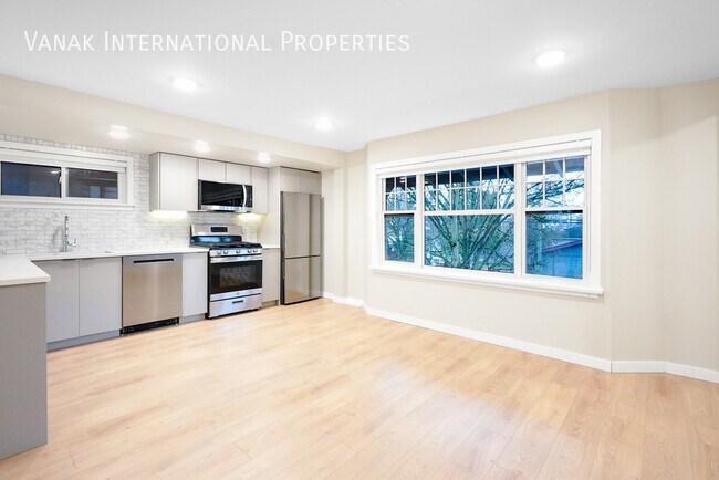 Photo du bâtiment - Luxury Rebuilt 4-Bedroom Upper-Level Suite...