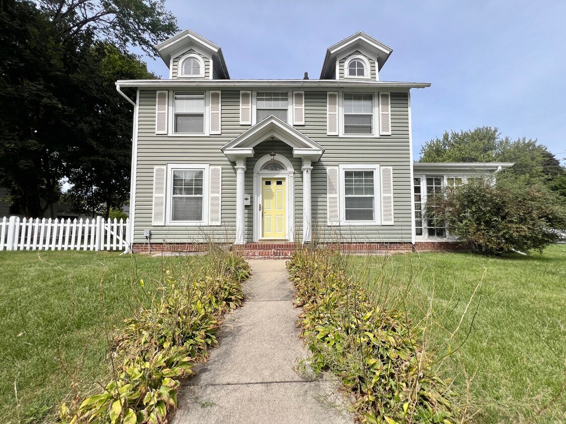 Primary Photo - 915 E Milwaukee St