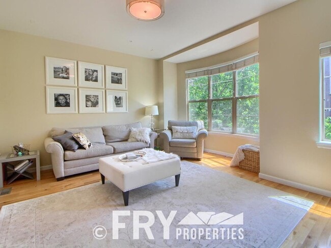 Building Photo - Multi-Level Townhome in the Heart of Belmar