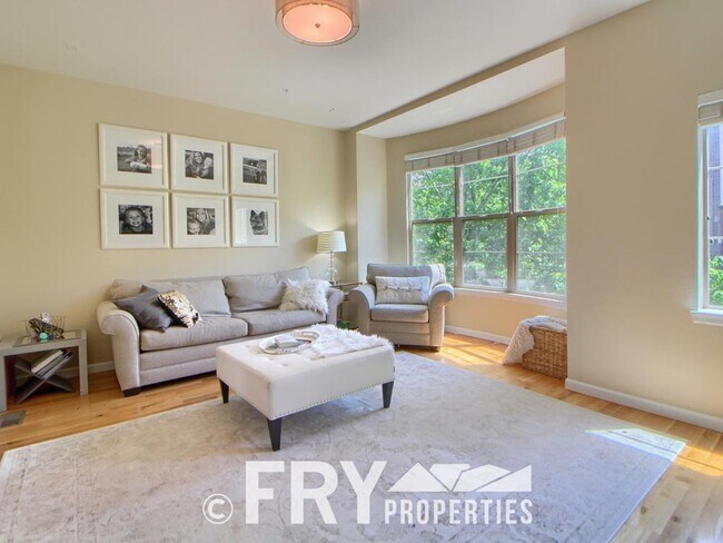 Foto del edificio - Multi-Level Townhome in the Heart of Belmar