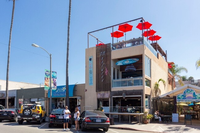 Building Photo - Cute Ocean Beach Cottage 1 Block from Newp...