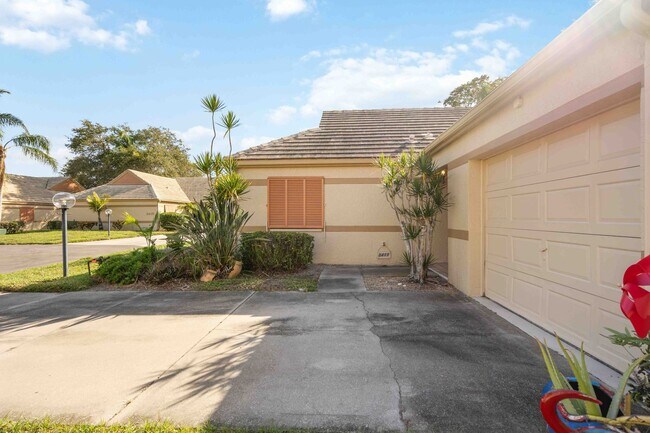 Building Photo - Beautiful Must See!! 3/2 Plus Sunroom & Garage!!  Gated Community!!