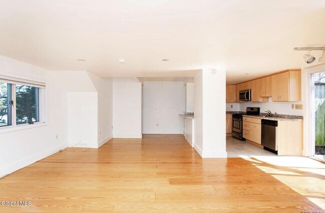 Foto del edificio - 586 N Broadway