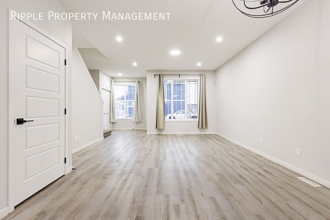 Building Photo - AMAZING 3 BEDS/3 BATHS UPPER LEVEL ONLY!