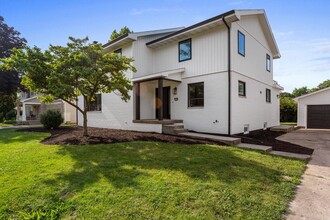Building Photo - 1205 Broadmoor Dr