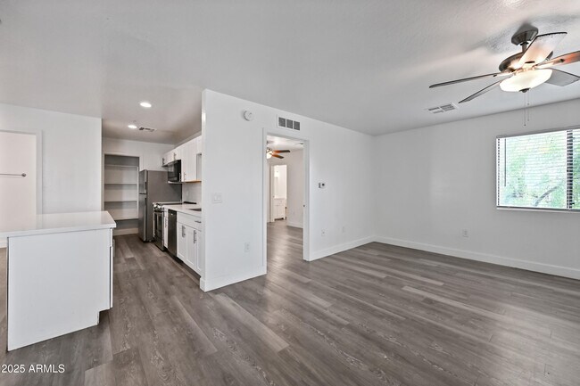 Foto del edificio - 3065 N 67th Ave