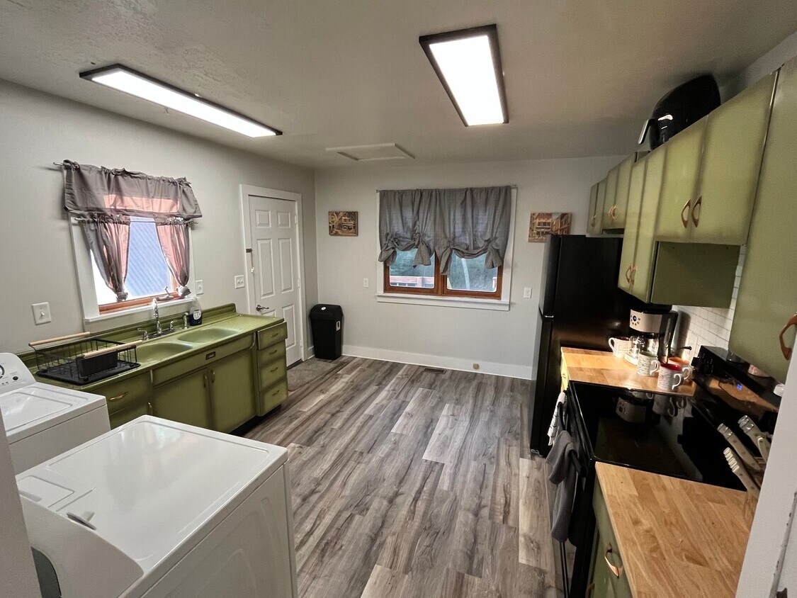 Foto principal - 2-Bedroom, 1-Bathroom Home for Rent