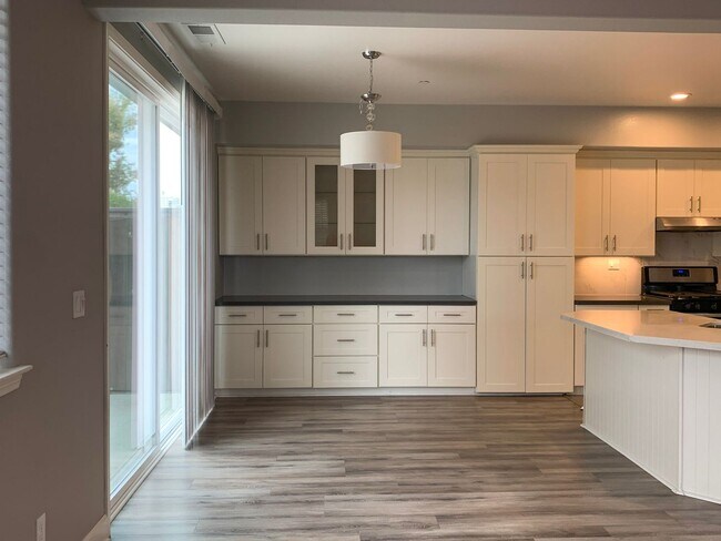 Building Photo - 3/2.5 Condo in Ridgemark with Fireplace and A/C
