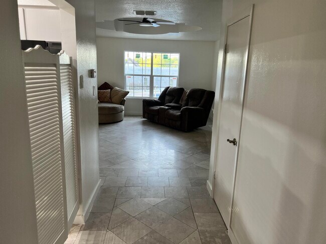 Foto del edificio - 312 Candlewood Rd