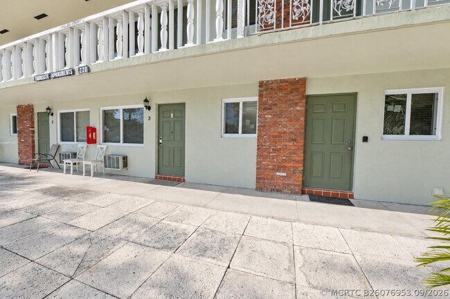 Foto del edificio - 220 Lucerne Ave