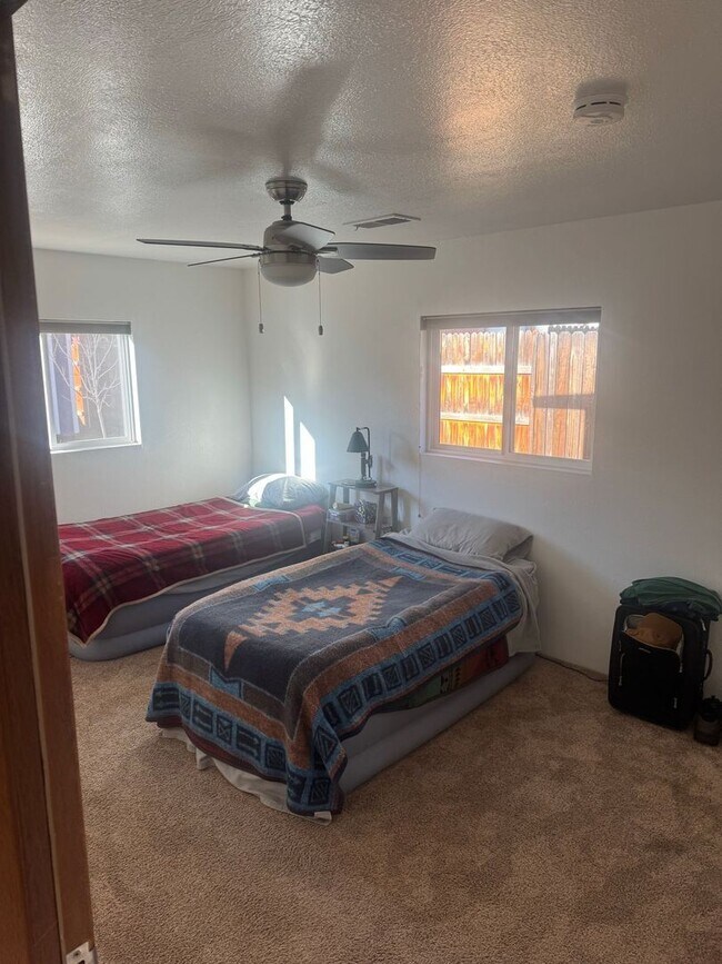 Foto del edificio - Cozy 2-Bedroom Home in Mountainaire | Backyard + Washer & Dryer