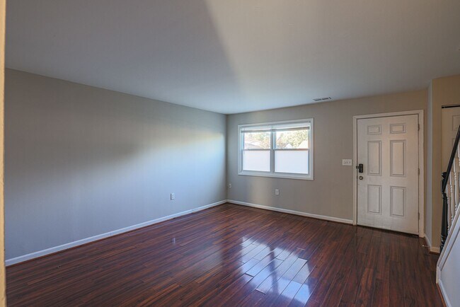Building Photo - Beautiful 3 Bedroom 1.5 bath Move-In Ready!
