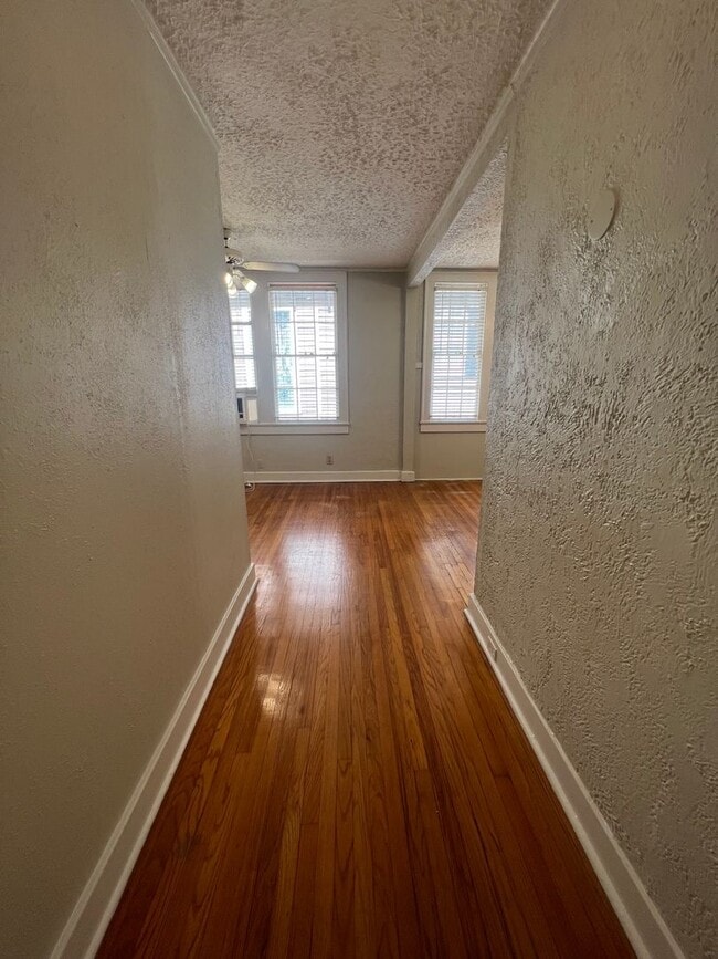 Building Photo - 1BD/1BA Uptown, ON Napoleon Ave.