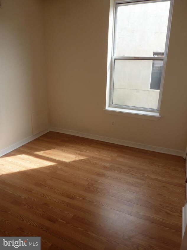 Building Photo - 1420 W Girard Ave