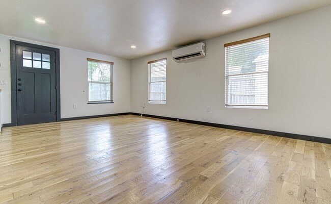 Building Photo - 1711 Brentwood St