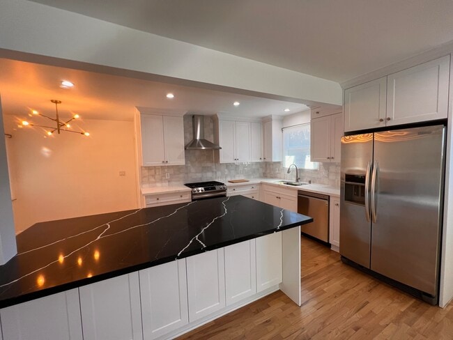 Foto del edificio - 6641 Glade Ave