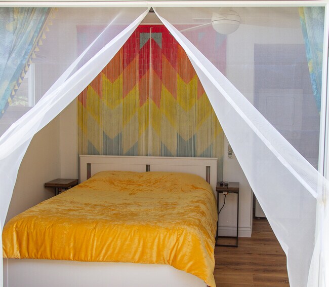 Una cama firme tamaño queen con capa superior de espuma viscoelástica. Déjese llevar al mundo de los sueños. - 2150 Euclid Ave
