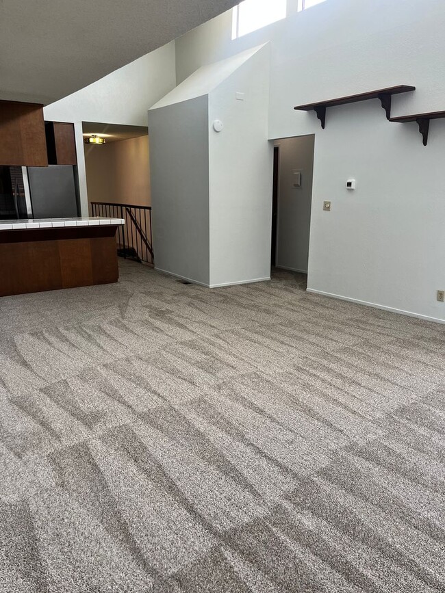 Foto del edificio - 2 bedroom, 1 bath condo with garage