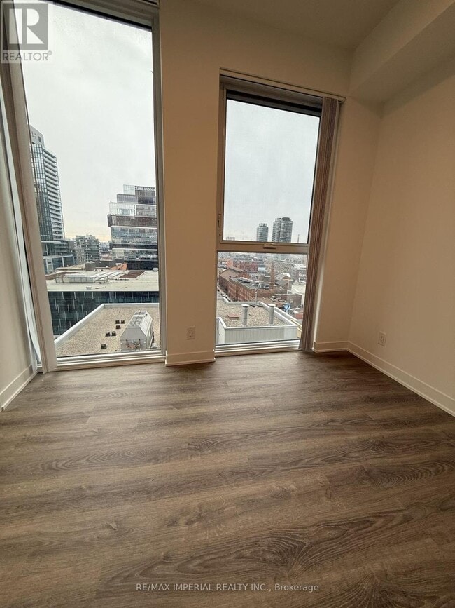 Photo du bâtiment - 180 Front St E