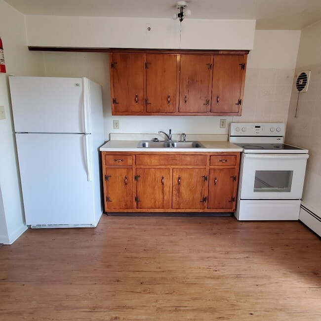 Kitchen with old floor - 540 Imo Dr
