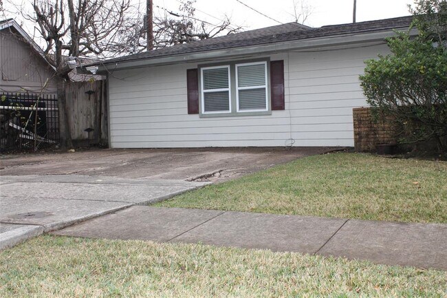 Building Photo - 6403 Pinehurst Dr