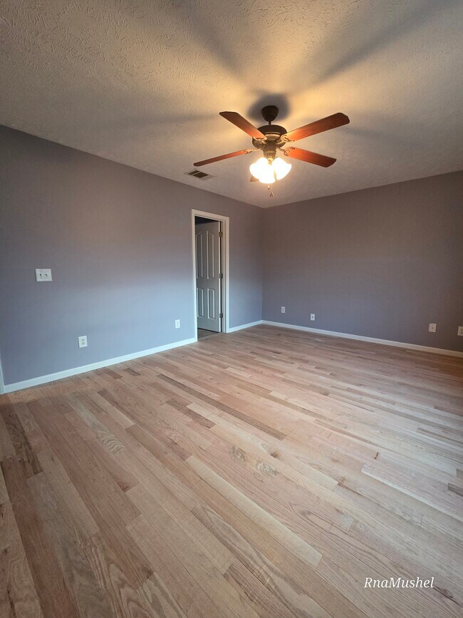 Dormitorio principal grande de 13 x 17 - 330 Sarna Dr