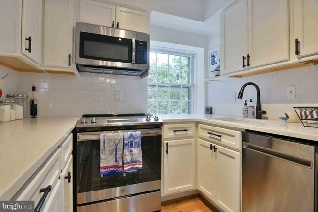 Foto del edificio - 3831 Newark St NW