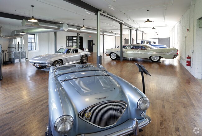 Lobby de la sala de exposición de automóviles clásicos - Palazzo Reale